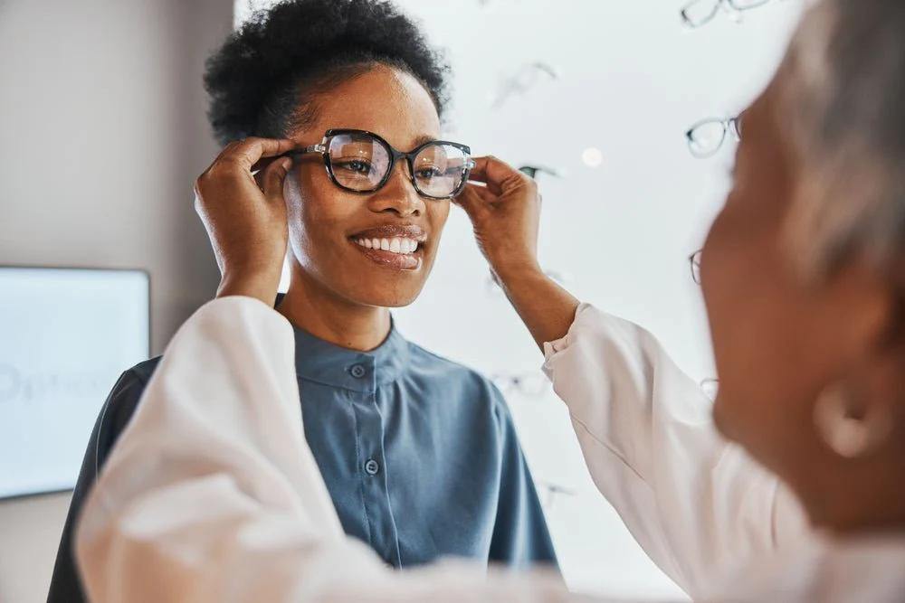 Lunettes de lecture : pourquoi sont-elles nécessaires et comment choisir les bonnes